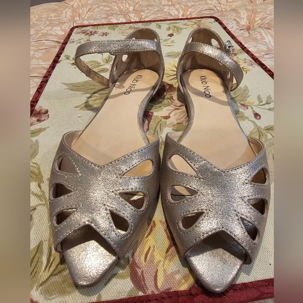 Chic Metallic Gold Sandals with Cutout Design